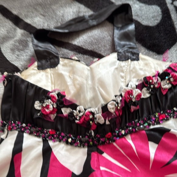 Vintage Dress. Built in crinoline! Beautiful. - Picture 4 of 5